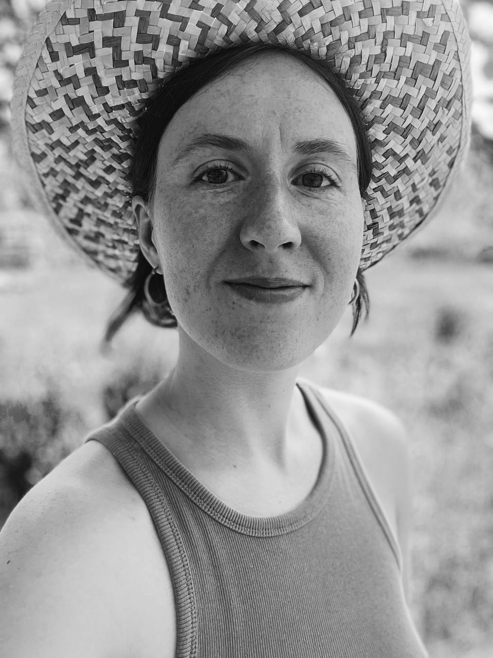 Portretinė nespalvota psichologės nuotrauka gamtoje